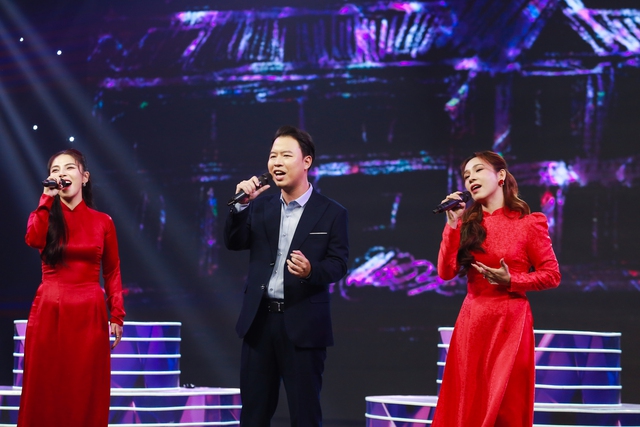 Ngọc Sơn: "Nghệ sĩ như tôi hạnh phúc khi được chấm các thầy cô giáo"- Ảnh 1. Ngọc Sơn: "Nghệ sĩ như tôi hạnh phúc khi được chấm các thầy cô giáo"- Ảnh 1.