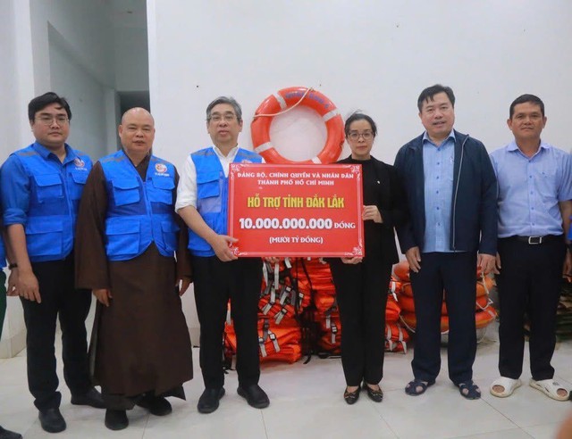 Tp. Hồ Chí Minh: Nghĩa tình "thần tốc" hướng về vùng lũ, hỗ trợ 10 tỷ đồng và 500 tấn hàng hóa cho Đắk Lắk- Ảnh 1.