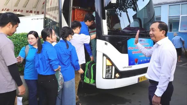 Tp. Hồ Chí Minh: Nghĩa tình "thần tốc" hướng về vùng lũ, hỗ trợ 10 tỷ đồng và 500 tấn hàng hóa cho Đắk Lắk- Ảnh 2.