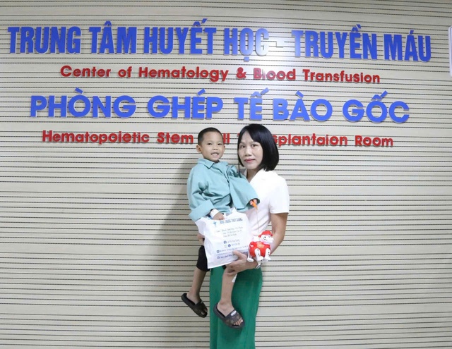 Thùy Giang đi tặng quà cho các bệnh nhân nhí bị ung thư nhân dịp trung thu.