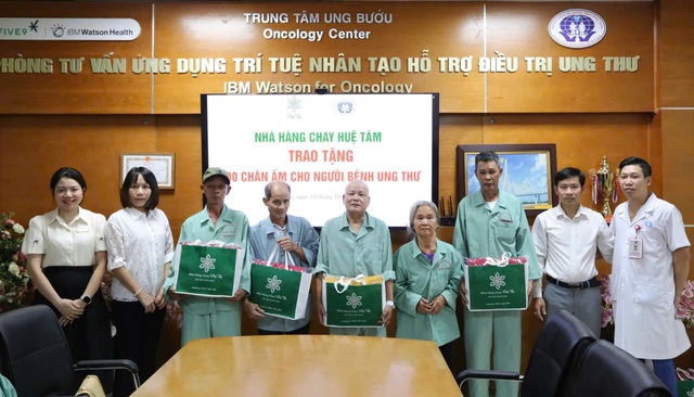 Thùy  Giang thay mặt nhà chay Huệ Tâm tặng quà cho các bệnh nhân bị ung thư.