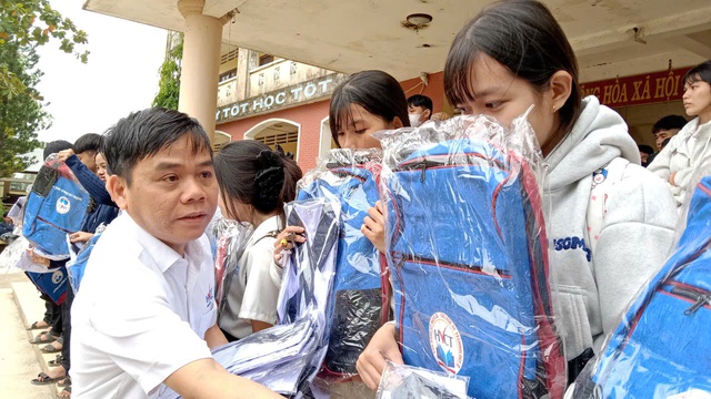 Trường Cao đẳng Kỹ Nghệ II thăm và tặng quà cho bà con xã Hoà Thịnh (tỉnh Đắk Lắk)- Ảnh 2.