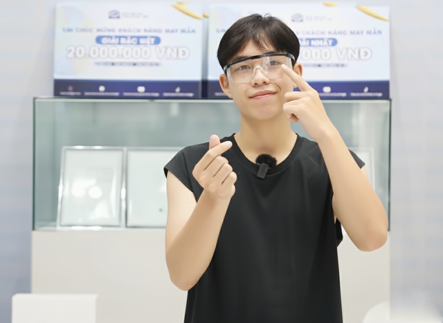 M&oacute;n qu&agrave; mừng tuổi trưởng th&agrave;nh tuyệt vời nhất với &ldquo;hội 4 mắt&rdquo;, đầu tư cho tương lai từ đ&ocirc;i mắt s&aacute;ng!- Ảnh 3.