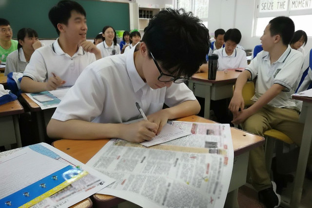 M&oacute;n qu&agrave; mừng tuổi trưởng th&agrave;nh tuyệt vời nhất với &ldquo;hội 4 mắt&rdquo;, đầu tư cho tương lai từ đ&ocirc;i mắt s&aacute;ng!- Ảnh 1.