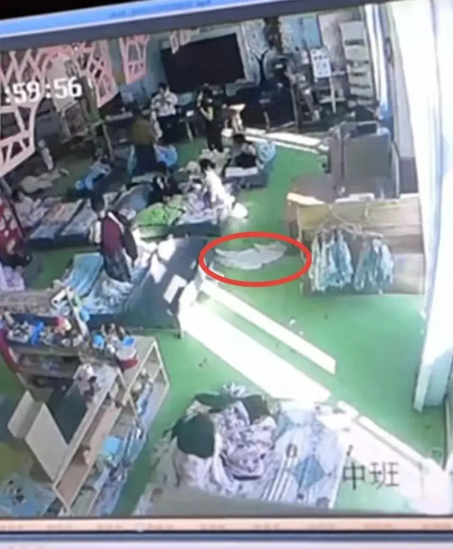 Bé trai 5 tuổi đi học về toàn nói lời lạ lùng, bố âm thầm đặt máy ghi âm trong túi con và phát hiện sự thật chấn động- Ảnh 2. Bé trai 5 tuổi đi học về toàn nói lời lạ lùng, bố âm thầm đặt máy ghi âm trong túi con và phát hiện sự thật chấn động- Ảnh 2.