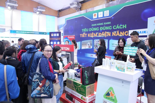 Gian hàng Xanh thu hút khách tham quan tại sự kiện.