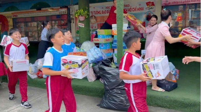 Học sinh Trường Tiểu học Lê Đức Thọ hướng về đồng bào miền trung.