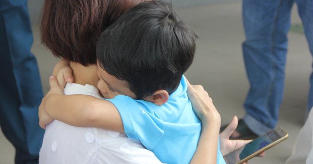 Bé trai 5 tuổi đi học về toàn nói lời lạ lùng, bố âm thầm đặt máy ghi âm trong túi con và phát hiện sự thật chấn động- Ảnh 1. Bé trai 5 tuổi đi học về toàn nói lời lạ lùng, bố âm thầm đặt máy ghi âm trong túi con và phát hiện sự thật chấn động- Ảnh 1.