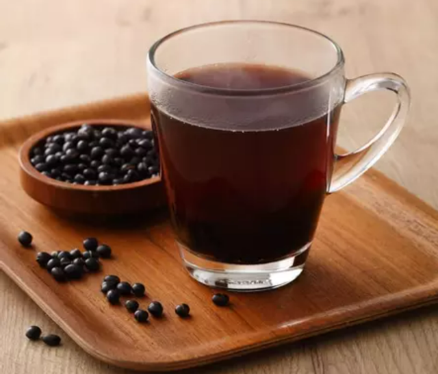 Người phụ nữ 40 tuổi uống nước đậu đen mỗi ngày để giải độc, trì hoãn lão hóa, sau 2 năm đi khám sức khỏe bác sĩ nói 1 câu "sởn gai ốc"- Ảnh 2.