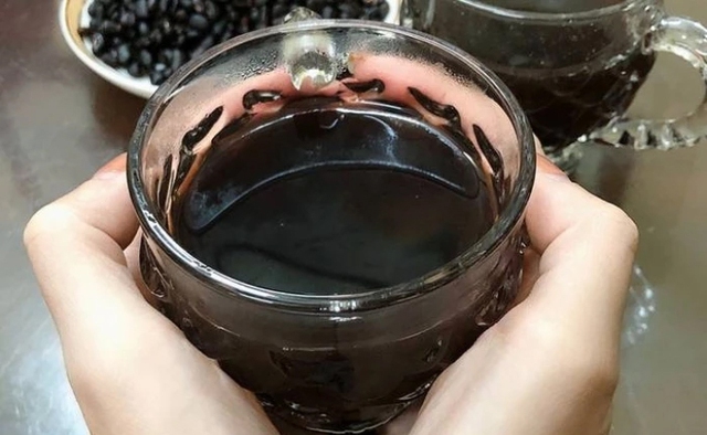 Người phụ nữ 40 tuổi uống nước đậu đen mỗi ngày để giải độc, trì hoãn lão hóa, sau 2 năm đi khám sức khỏe bác sĩ nói 1 câu "sởn gai ốc"- Ảnh 3.