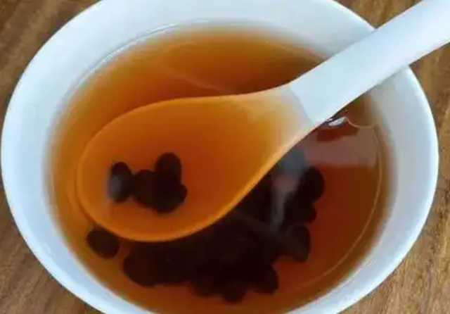 Uống nước đậu đen mỗi bữa sáng suốt 2 năm, người phụ nữ 40 tuổi nhận kết quả là...- Ảnh 1.