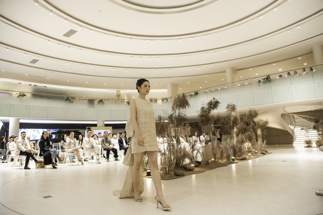 Á hậu Châu Anh đánh đàn, diễn thời trang gây bất ngờ- Ảnh 5. Á hậu Châu Anh đánh đàn, diễn thời trang gây bất ngờ- Ảnh 5.