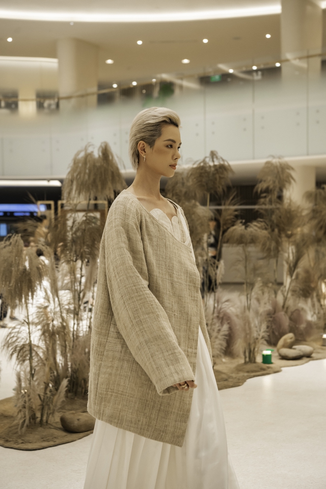 Á hậu Châu Anh đánh đàn, diễn thời trang gây bất ngờ- Ảnh 7. Á hậu Châu Anh đánh đàn, diễn thời trang gây bất ngờ- Ảnh 7.