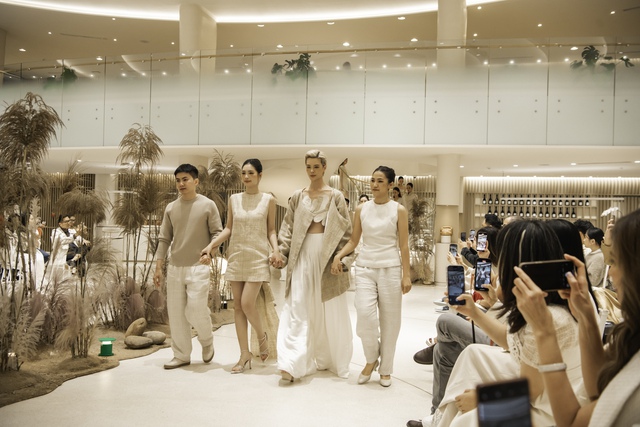 Á hậu Châu Anh đánh đàn, diễn thời trang gây bất ngờ- Ảnh 1. Á hậu Châu Anh đánh đàn, diễn thời trang gây bất ngờ- Ảnh 1.