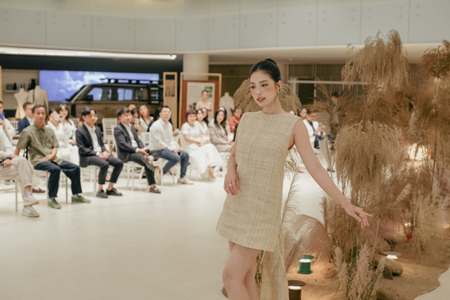 Á hậu Châu Anh đánh đàn, diễn thời trang gây bất ngờ- Ảnh 4. Á hậu Châu Anh đánh đàn, diễn thời trang gây bất ngờ- Ảnh 4.