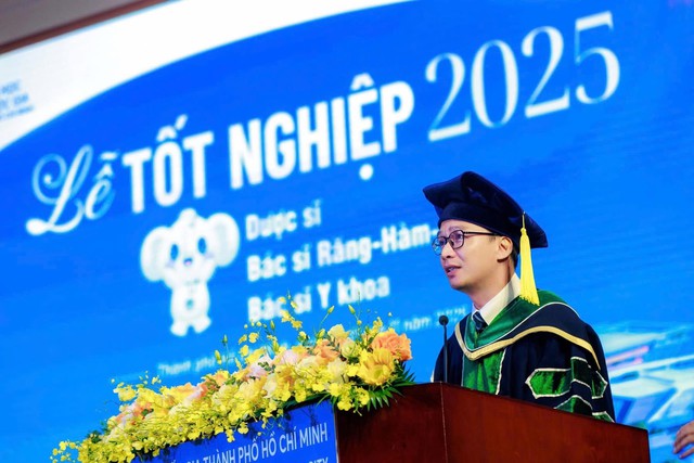 Tân bác sĩ, dược sĩ: khát vọng cống hiến vì sức khỏe cộng đồng Trường Đại học Khoa học Sức khỏe  trao bằng tốt nghiệp cho 181- Ảnh 1.