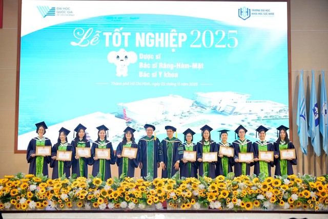 Tân bác sĩ, dược sĩ: khát vọng cống hiến vì sức khỏe cộng đồng Trường Đại học Khoa học Sức khỏe  trao bằng tốt nghiệp cho 181- Ảnh 5.