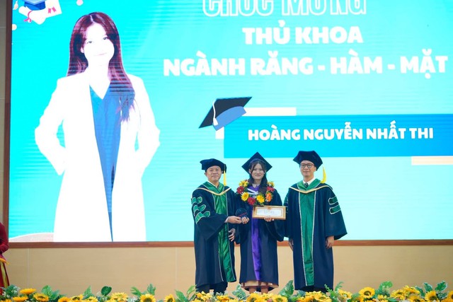 Tân bác sĩ, dược sĩ: khát vọng cống hiến vì sức khỏe cộng đồng Trường Đại học Khoa học Sức khỏe  trao bằng tốt nghiệp cho 181- Ảnh 2.