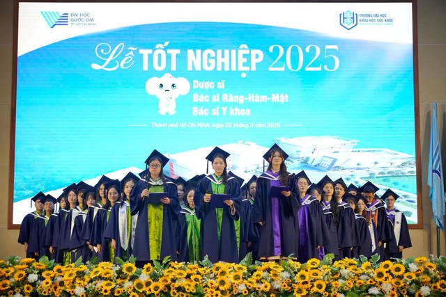Tân bác sĩ, dược sĩ: khát vọng cống hiến vì sức khỏe cộng đồng Trường Đại học Khoa học Sức khỏe  trao bằng tốt nghiệp cho 181- Ảnh 4.