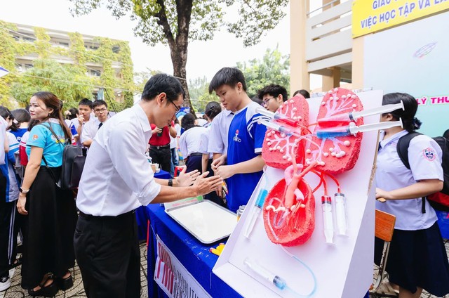 Sôi nổi ngày hội “Học sinh trung học phổ thông” năm học 2025 – 2026 chủ đề "Tự hào là Học sinh 3 tốt" - Ảnh 2. Sôi nổi ngày hội “Học sinh trung học phổ thông” năm học 2025 – 2026 chủ đề "Tự hào là Học sinh 3 tốt" - Ảnh 2.