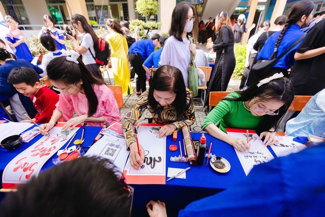 Sôi nổi ngày hội “Học sinh trung học phổ thông” năm học 2025 – 2026 chủ đề "Tự hào là Học sinh 3 tốt" - Ảnh 4. Sôi nổi ngày hội “Học sinh trung học phổ thông” năm học 2025 – 2026 chủ đề "Tự hào là Học sinh 3 tốt" - Ảnh 4.