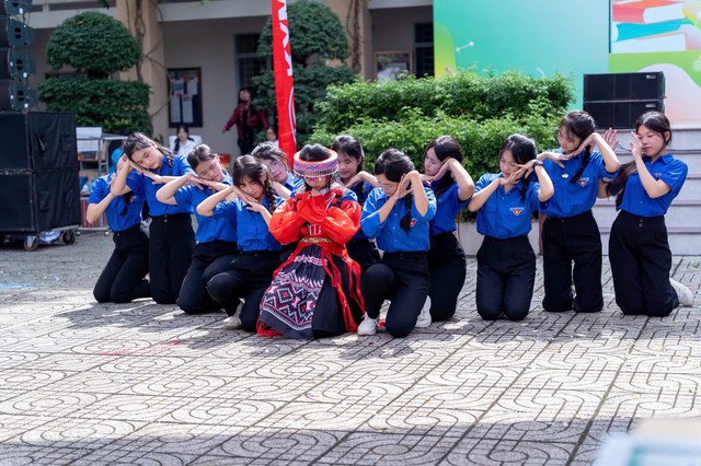 Sôi nổi ngày hội “Học sinh trung học phổ thông” năm học 2025 – 2026 chủ đề "Tự hào là Học sinh 3 tốt" - Ảnh 5. Sôi nổi ngày hội “Học sinh trung học phổ thông” năm học 2025 – 2026 chủ đề "Tự hào là Học sinh 3 tốt" - Ảnh 5.