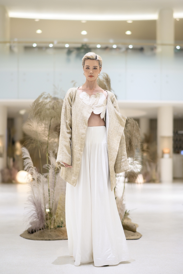 Á hậu Châu Anh đánh đàn, diễn thời trang gây bất ngờ- Ảnh 6. Á hậu Châu Anh đánh đàn, diễn thời trang gây bất ngờ- Ảnh 6.