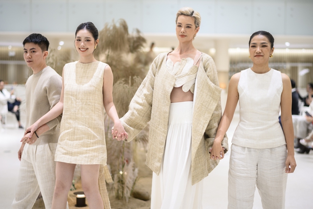 Á hậu Châu Anh đánh đàn, diễn thời trang gây bất ngờ- Ảnh 2. Á hậu Châu Anh đánh đàn, diễn thời trang gây bất ngờ- Ảnh 2.