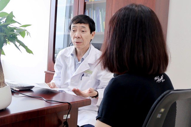 PGS. TS. BS Phạm Văn Năng khám bệnh cho bệnh nhân.