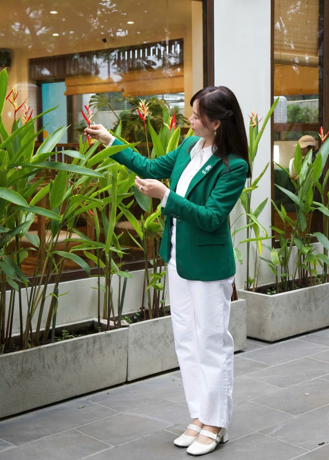 Cô chủ Lê Thị Tâm tại không gian xanh của nhà hàng chay Huệ Tâm.