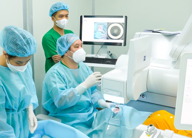 Người phụ nữ hối hận v&igrave; sống tới 40 tuổi mới biết điều n&agrave;y: &ldquo;T&ocirc;i ước m&igrave;nh d&aacute;m mổ cận sớm hơn&rdquo;- Ảnh 4.