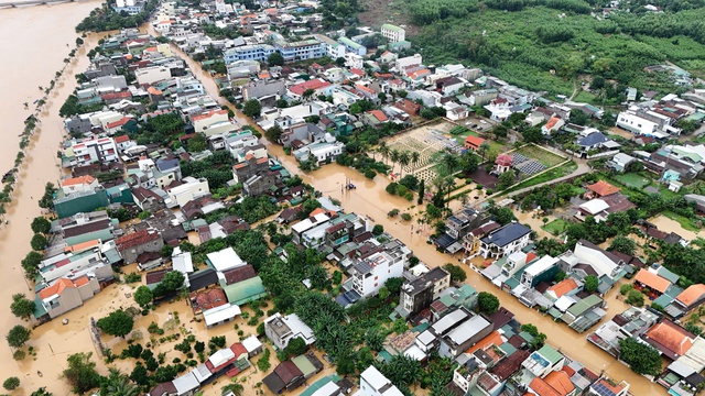 Mưa lũ đã làm hàng nghìn hộ dân chìm sâu trong “biển nước” với tổng thiệt hại ước tính ban đầu tại thành phố Đà Nẵng là hơn 770 tỉ đồng và tỉnh Quảng Ngãi là hơn 314 tỷ đồng. Mưa lũ đã làm hàng nghìn hộ dân chìm sâu trong “biển nước” với tổng thiệt hại ước tính ban đầu tại thành phố Đà Nẵng là hơn 770 tỉ đồng và tỉnh Quảng Ngãi là hơn 314 tỷ đồng.