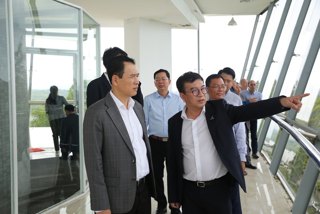 Ông Nguyễn Việt Thắng - Tổng Giám đốc BSR giới thiệu về NMLD Dung Quất với Đoàn công tác của Bộ Công Thương Lào. Ông Nguyễn Việt Thắng - Tổng Giám đốc BSR giới thiệu về NMLD Dung Quất với Đoàn công tác của Bộ Công Thương Lào.