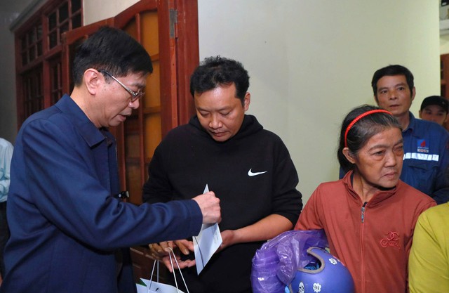 Đại diện Công đoàn BSR cùng Ban Chỉ huy Bộ đội biên phòng tỉnh Quảng Ngãi tiếp nhận 5 tấn gạo và 1.000 thùng nước sạch để trao đến bà con vùng lũ. Đại diện Công đoàn BSR cùng Ban Chỉ huy Bộ đội biên phòng tỉnh Quảng Ngãi tiếp nhận 5 tấn gạo và 1.000 thùng nước sạch để trao đến bà con vùng lũ.