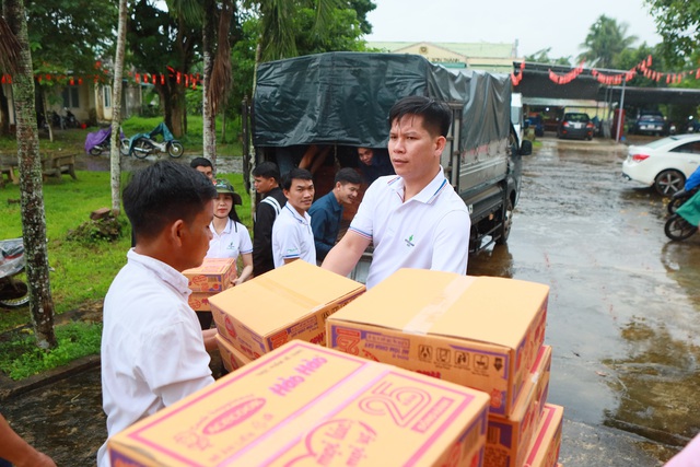 CBCNV BSR vận chuyển các nhu yếu phẩm đến người dân bị ảnh hưởng do thiên tai gây ra. CBCNV BSR vận chuyển các nhu yếu phẩm đến người dân bị ảnh hưởng do thiên tai gây ra.