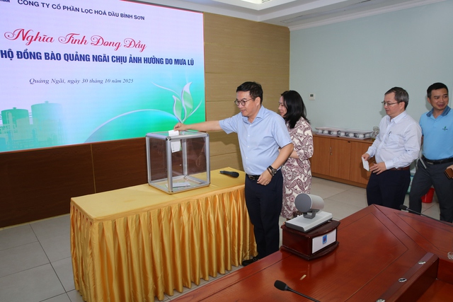 Ban lãnh đạo Công ty ủng hộ đồng bào Quảng Ngãi tại điểm phát động Trụ sở Công ty. Ban lãnh đạo Công ty ủng hộ đồng bào Quảng Ngãi tại điểm phát động Trụ sở Công ty.