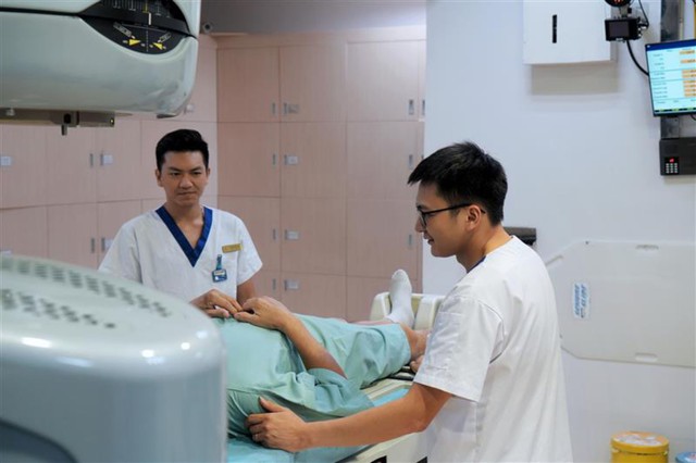 Sử dụng công nghệ hiện đại xạ trị cho bệnh nhân ung thư tiền liệt tuyến. Sử dụng công nghệ hiện đại xạ trị cho bệnh nhân ung thư tiền liệt tuyến.