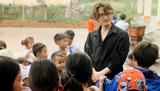 Cái đắt giá khó lý giải của nam ca sĩ chi 22 tỷ đồng từ thiện, sang tận Úc làm show- Ảnh 5. Cái đắt giá khó lý giải của nam ca sĩ chi 22 tỷ đồng từ thiện, sang tận Úc làm show- Ảnh 5.