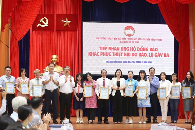 Thành phố Hồ Chí Minh hỗ trợ Huế, Đà Nẵng, Quảng Ngãi trang bị phương tiện cứu nạn cứu hộ bão, lũ- Ảnh 2. Thành phố Hồ Chí Minh hỗ trợ Huế, Đà Nẵng, Quảng Ngãi trang bị phương tiện cứu nạn cứu hộ bão, lũ- Ảnh 2.