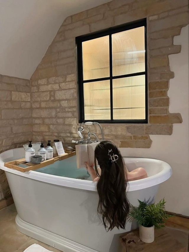 Da lão hóa vì thói quen tắm thoải mái nhiều người mắc phải lúc này- Ảnh 2. Da lão hóa vì thói quen tắm thoải mái nhiều người mắc phải lúc này- Ảnh 2.