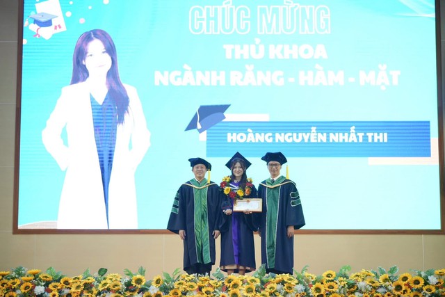 Thủ khoa tốt nghiệp Trường ĐH Khoa học Sức khoẻ: Từ “ngã rẽ” bất ngờ đến hành trình hiện thực hoá ước mơ- Ảnh 1. Thủ khoa tốt nghiệp Trường ĐH Khoa học Sức khoẻ: Từ “ngã rẽ” bất ngờ đến hành trình hiện thực hoá ước mơ- Ảnh 1.