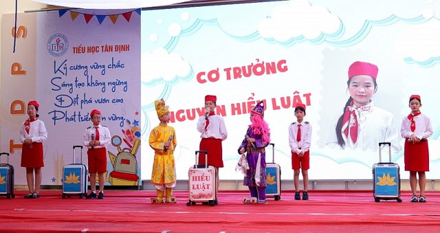 Học sinh trường tiểu học Tân Định sôi nổi tham gia cuộc thi "Sắc màu Pháp luật". Học sinh trường tiểu học Tân Định sôi nổi tham gia cuộc thi "Sắc màu Pháp luật".