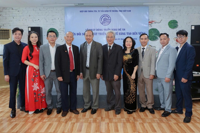 Tổ triển khai đề &aacute;n của hiệp hội chụp ảnh kỷ niệm tại lễ ph&aacute;t động.