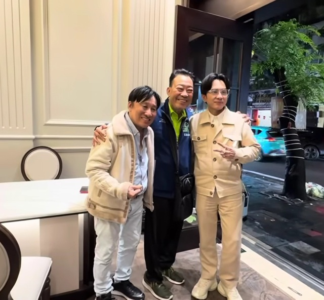 Nam nhạc sĩ từ Mỹ về, khiến Đan Trường v&agrave; &ocirc;ng bầu phải ra tận nơi ch&agrave;o- Ảnh 1.