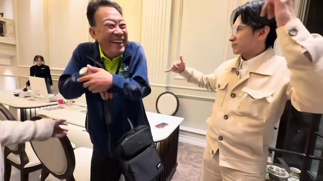 Nam nhạc sĩ từ Mỹ về, khiến Đan Trường v&agrave; &ocirc;ng bầu phải ra tận nơi ch&agrave;o- Ảnh 3.