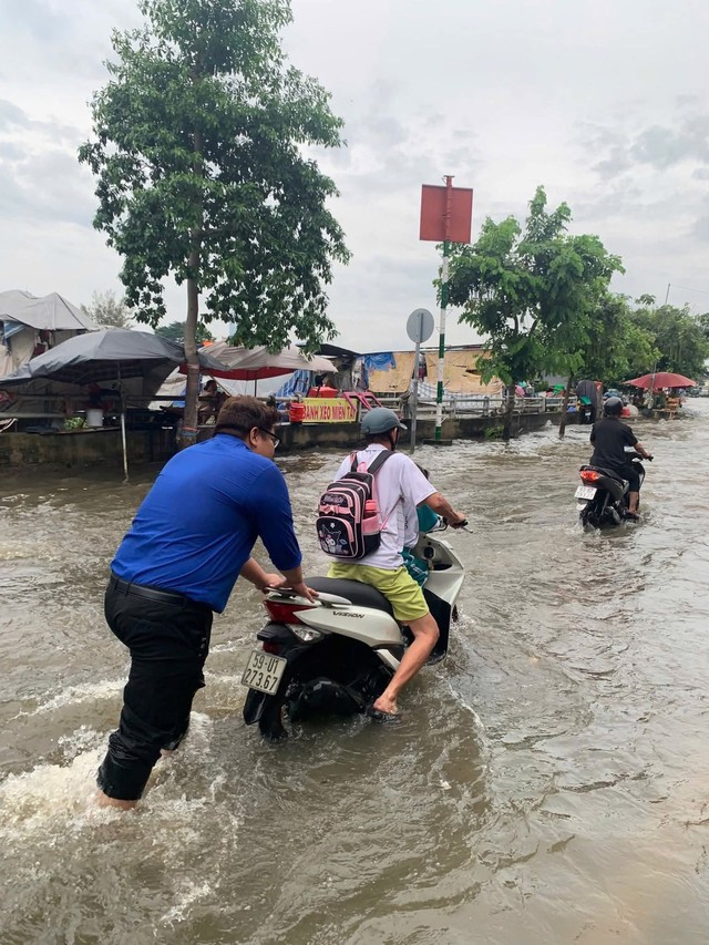Tuổi trẻ thành phố xung kích hỗ trợ người dân ứng phó triều cường- Ảnh 3. Tuổi trẻ thành phố xung kích hỗ trợ người dân ứng phó triều cường- Ảnh 3.