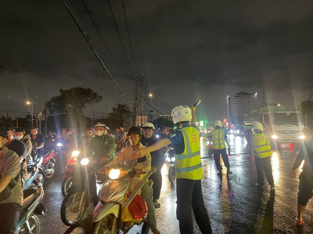 Tuổi trẻ thành phố xung kích hỗ trợ người dân ứng phó triều cường- Ảnh 4. Tuổi trẻ thành phố xung kích hỗ trợ người dân ứng phó triều cường- Ảnh 4.
