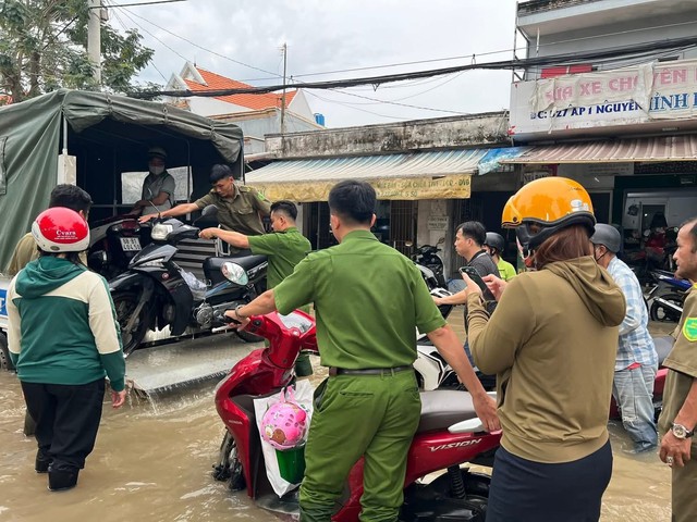 Tuổi trẻ thành phố xung kích hỗ trợ người dân ứng phó triều cường- Ảnh 1. Tuổi trẻ thành phố xung kích hỗ trợ người dân ứng phó triều cường- Ảnh 1.