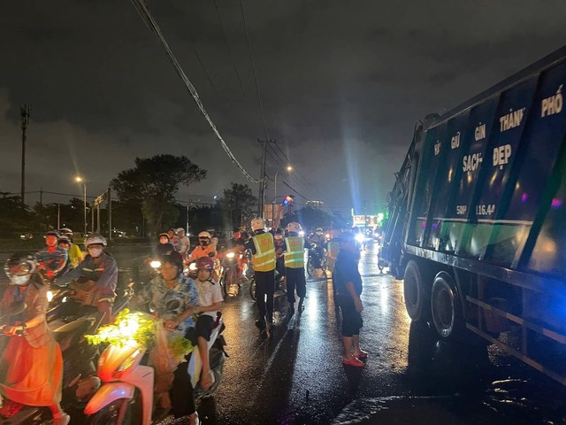 Tuổi trẻ thành phố xung kích hỗ trợ người dân ứng phó triều cường- Ảnh 2. Tuổi trẻ thành phố xung kích hỗ trợ người dân ứng phó triều cường- Ảnh 2.