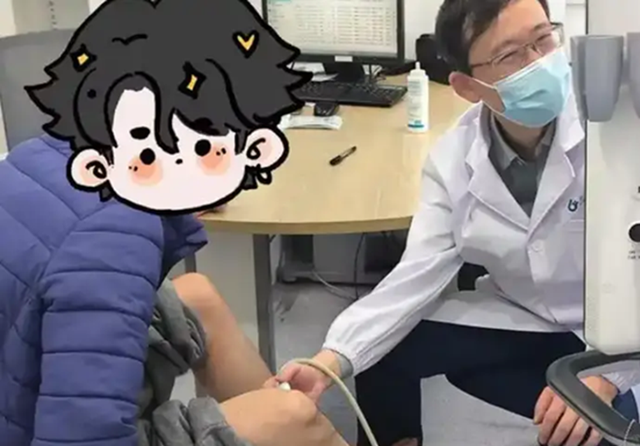 Đầu bếp 40 tuổi chân thâm đen gần như loét chỉ sau 1 năm vì thói quen nhiều người làm mỗi ngày- Ảnh 1.